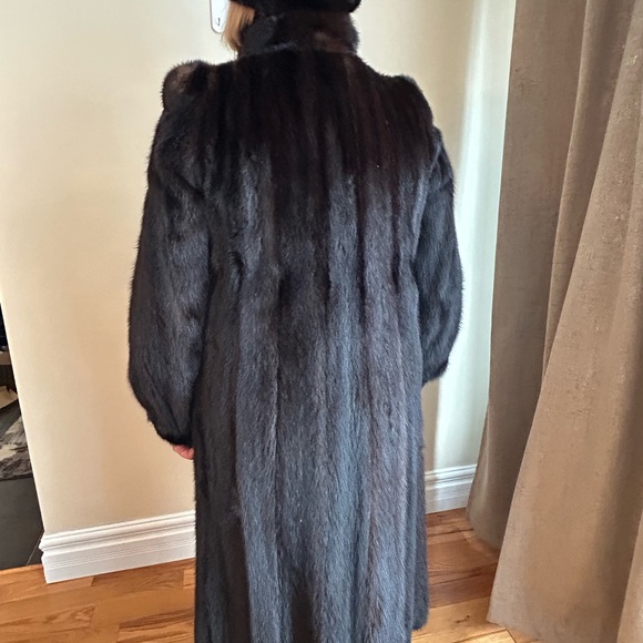 Mink coat and matching hat full length - Picture 9 of 10